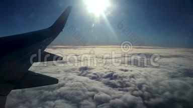 从飞机窗户看到的云和天空